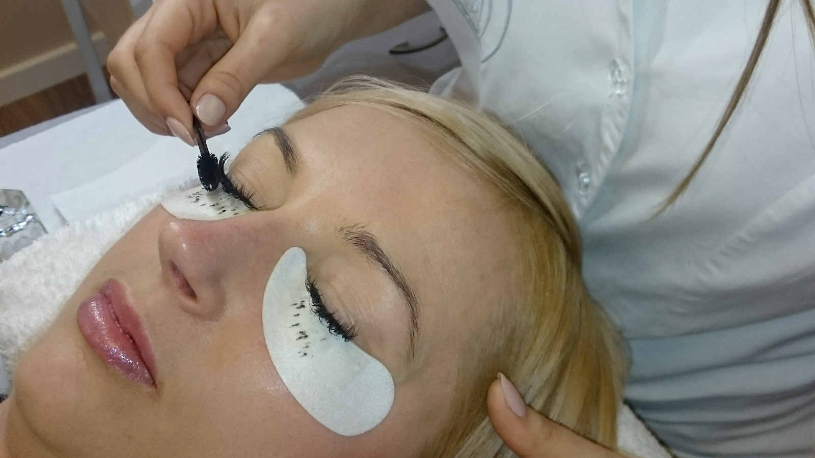 Jak wygląda przedłużanie rzęs??